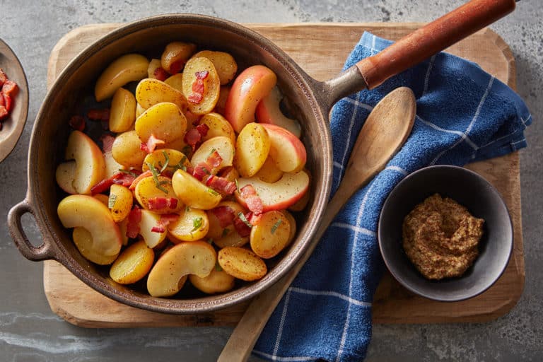 Patatas, manzanas y tocino salteados