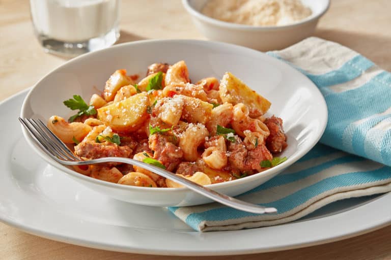 Macarrones con salsa y albóndigas de patata