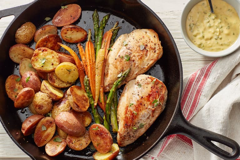 Cena de pollo y patatas en plancha