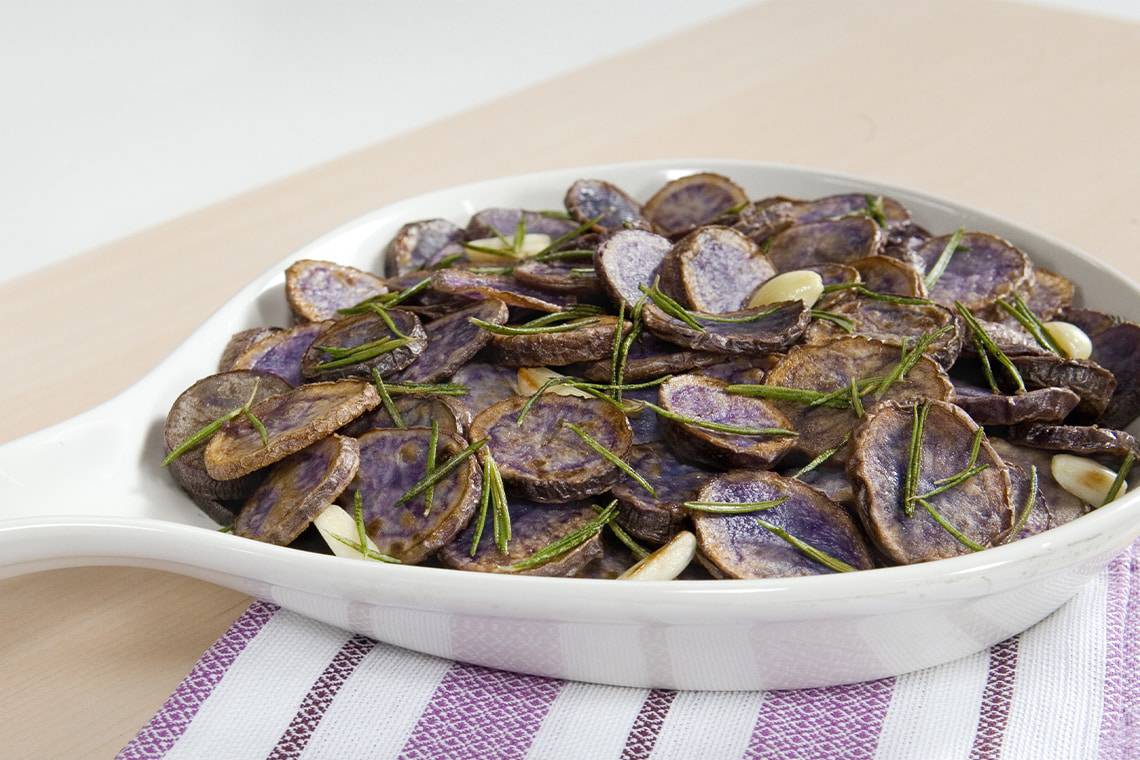 Recipe for Skillet Garlic Potatoes made with small potatoes